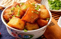 鍋巴土豆爆火秘訣？選材調味火候全解析，創業挑戰如何應對？