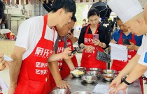 「旋轉小火鍋」開店成功！餐餐爆滿，一月回本！