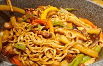 鐵鍋燜面做法，教你輕松在家做出地道的鐵鍋燜面！