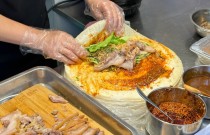 正宗鹵肉卷餅在哪里學(xué)？學(xué)得快好吃，生意火爆排隊(duì)忙！
