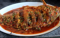 30 元買 15 條魚做紅燒，擺攤遇定價難題？