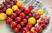 冰糖葫蘆熬糖不發(fā)黃技巧？掌握火候與比例，讓糖衣透亮脆甜不焦苦！