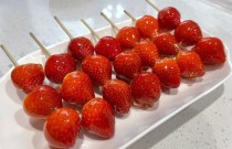 草莓冰糖葫蘆怎么做？糖衣脆不粘牙，掌握這幾步新手也能做出爆款甜味！