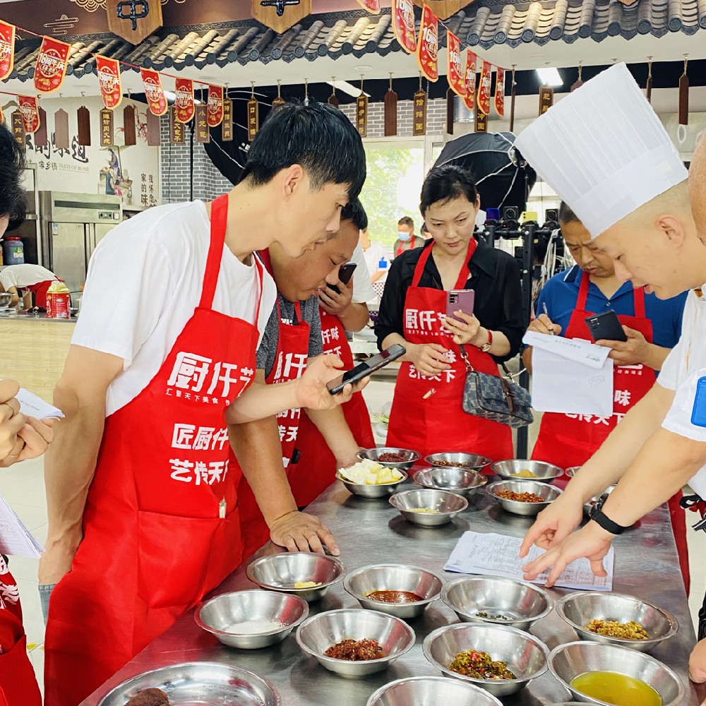 「旋轉(zhuǎn)小火鍋」開店成功！餐餐爆滿，一月回本！