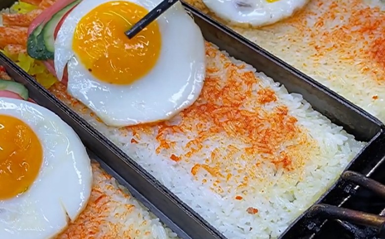 鍋巴飯小吃擺攤創業：如何在市場中脫穎而出，學會這幾招讓生意火爆！