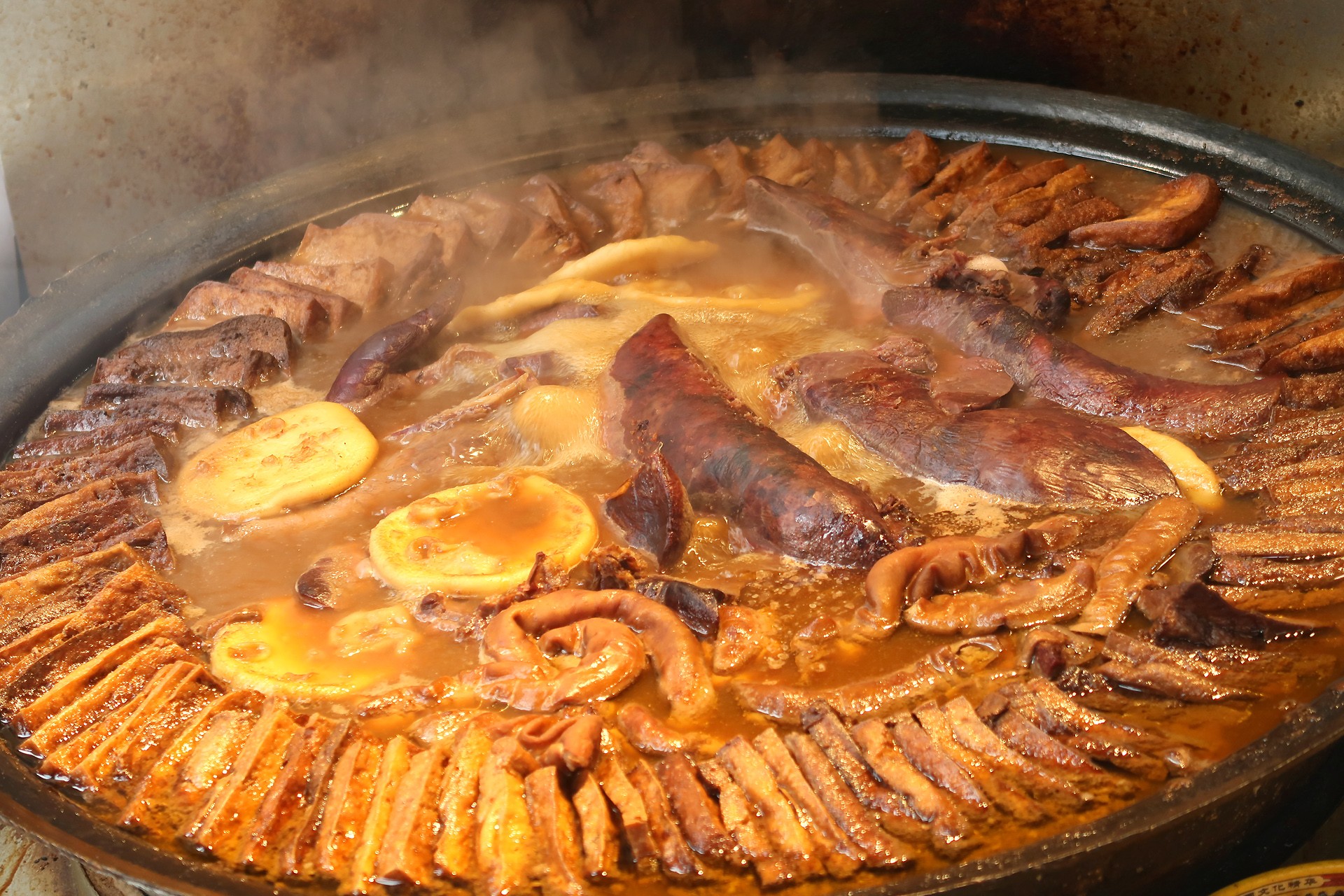 鹵煮火燒制作技巧揭秘，如何在家輕松做出美味？