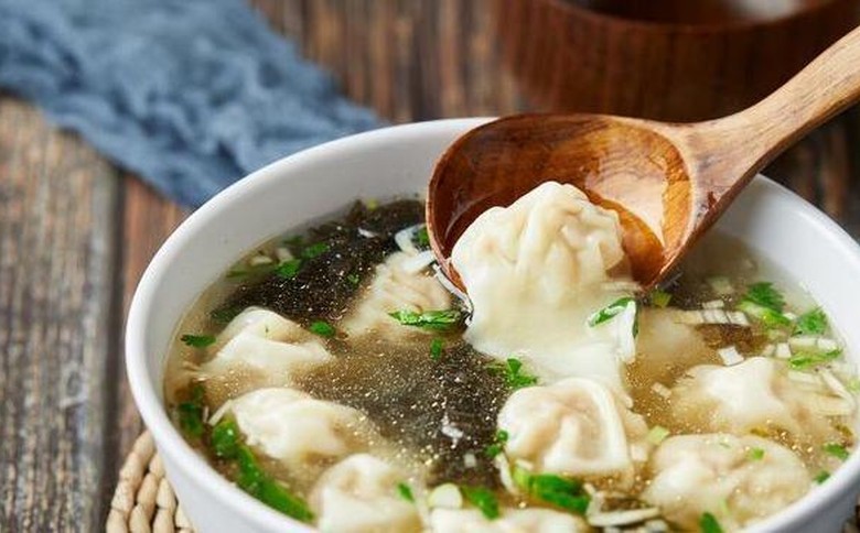 想學(xué)做餛飩？湯鮮皮薄餡多，餛飩培訓(xùn)基地竟能帶來這些驚喜！