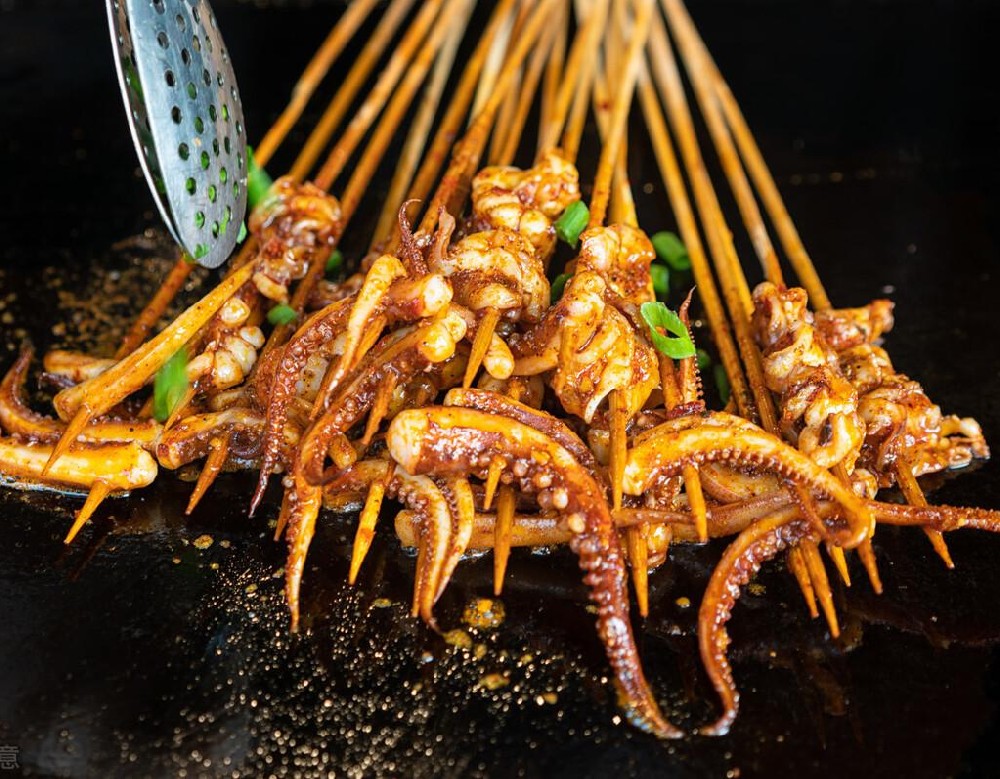 鐵板魷魚擺攤賺錢嗎？技術穩口味正，生意爆到排隊！