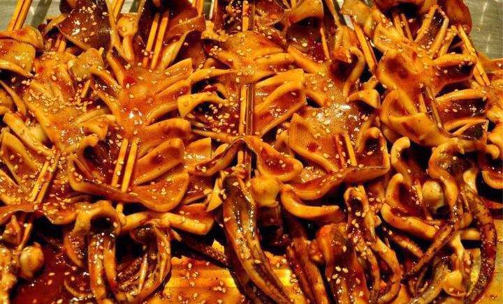 鐵板魷魚擺攤賺錢嗎？技術穩口味正，生意爆到排隊！