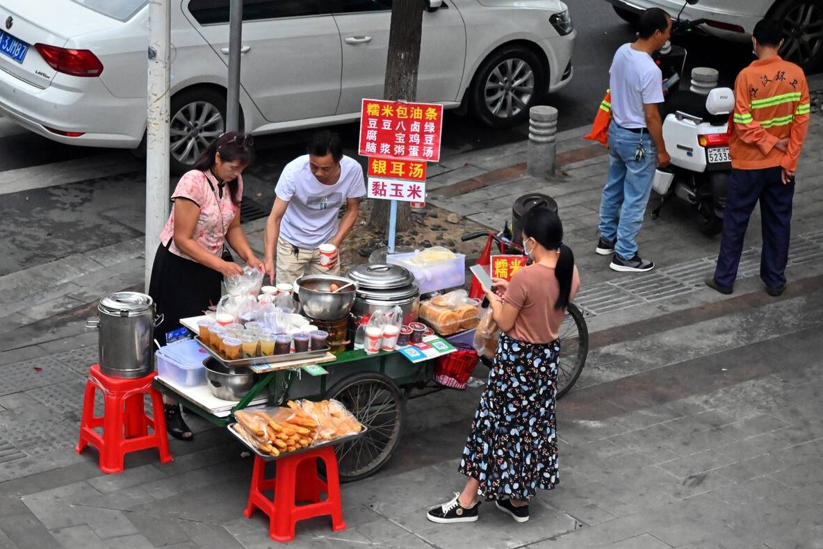 想擺攤做小吃去哪學(xué)啊？實(shí)戰(zhàn)教學(xué)有多重要，火爆攤位這樣練出來！