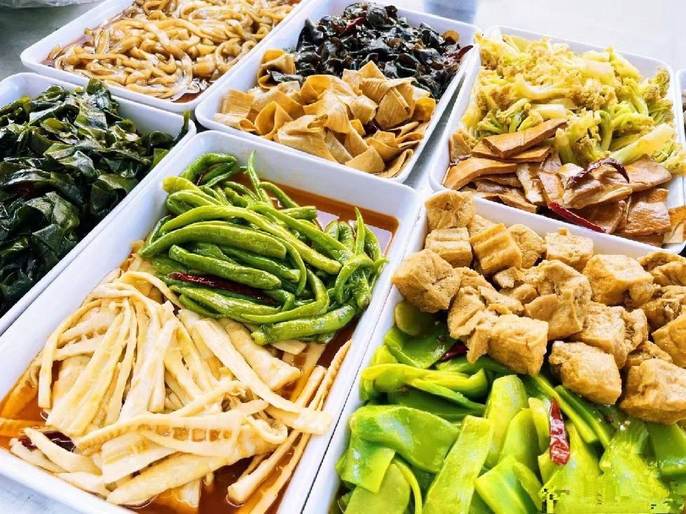 鴨貨素菜都有啥？搭配全了，擺攤顧客一口接一口！