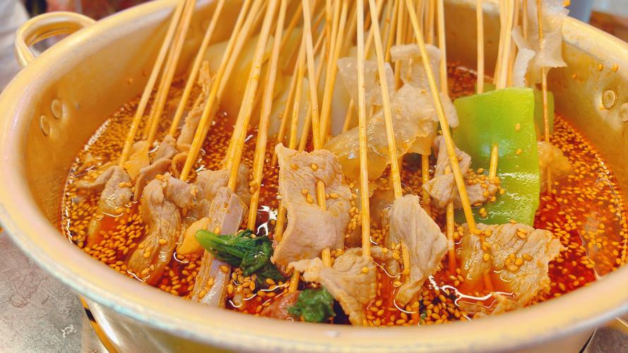 冷鍋串串放什么菜好吃？選對菜品一夜爆單，擺攤賺錢翻倍不是夢！
