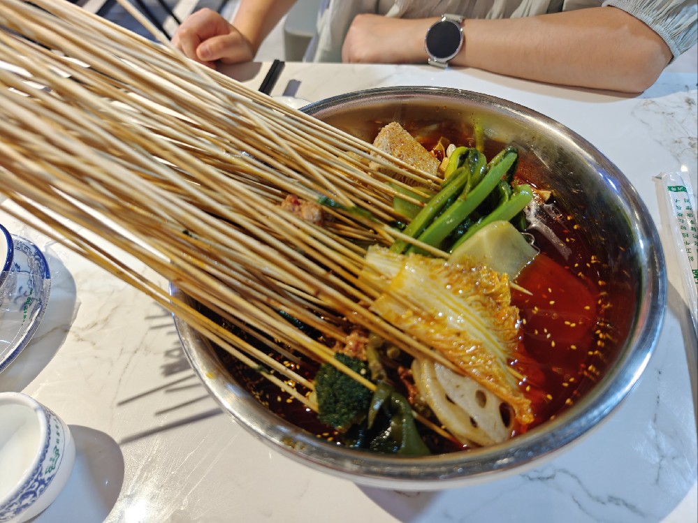 冷鍋串串放什么菜好吃？選對菜品一夜爆單，擺攤賺錢翻倍不是夢！