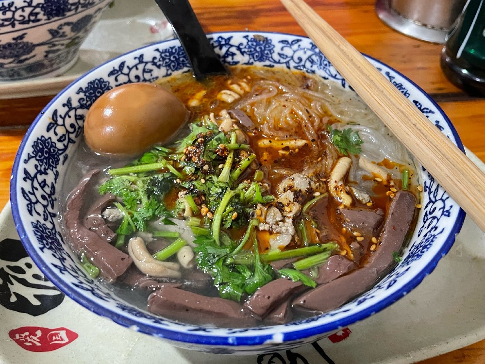 學(xué)鴨血粉絲湯一般學(xué)費多少？掌握正宗做法不難，關(guān)鍵是找對地方！