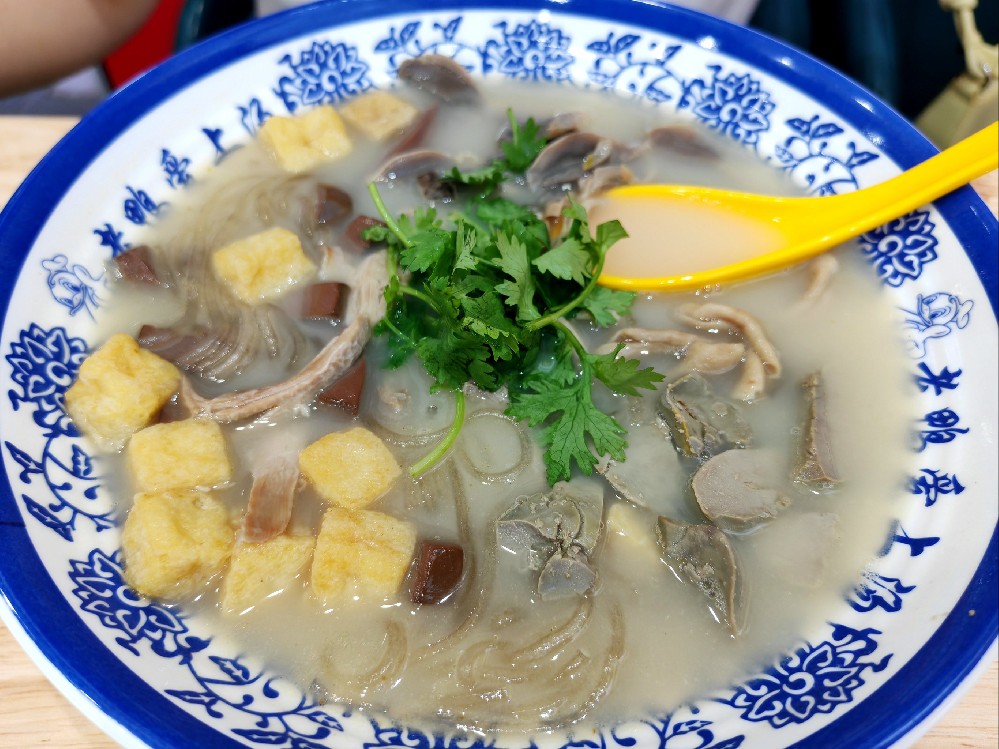 學(xué)鴨血粉絲湯一般學(xué)費多少？掌握正宗做法不難，關(guān)鍵是找對地方！