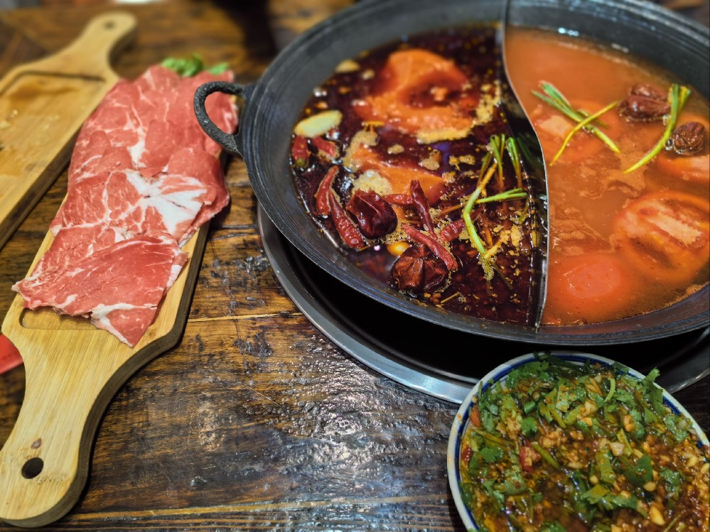 地攤火鍋學(xué)費多少錢？想靠小火鍋擺攤賺錢，關(guān)鍵不是價格而是學(xué)到真本事！