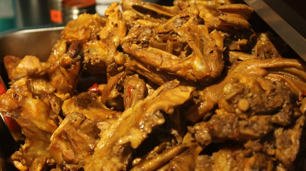 鹵味培訓(xùn)學(xué)校哪家好？掌握核心鹵料配方，才是鹵味創(chuàng)業(yè)的真正起點(diǎn)！