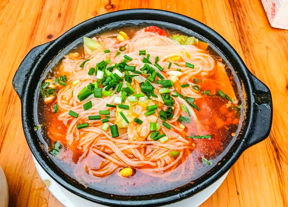 砂鍋米線一年能賺多少錢？學好技術、選好位置，小本生意一樣能干出大格局！